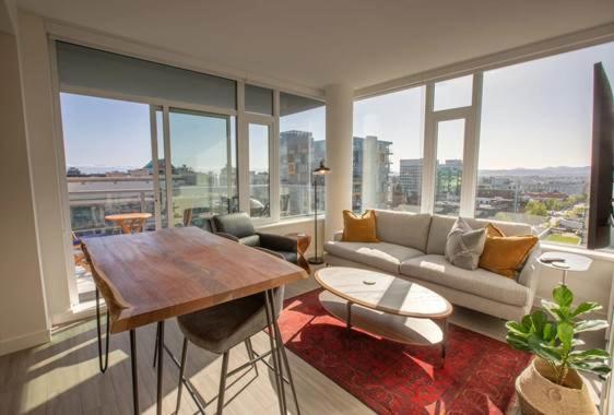 Downtown Victoria, Modern Condo, Parking, Spectacular Views. Exterior photo